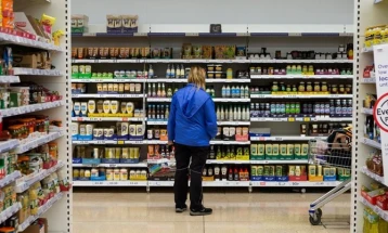 Секој трет самохран родител во Британија ги прескокнува оброците поради зголемените цени