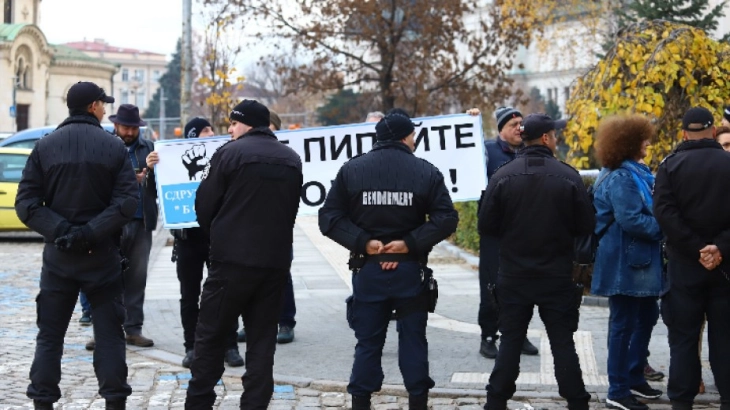 Протест на здружението „БОРЕЦ“ пред Народното собрание во Софија против враќањето на хартиените гласачки ливчиња