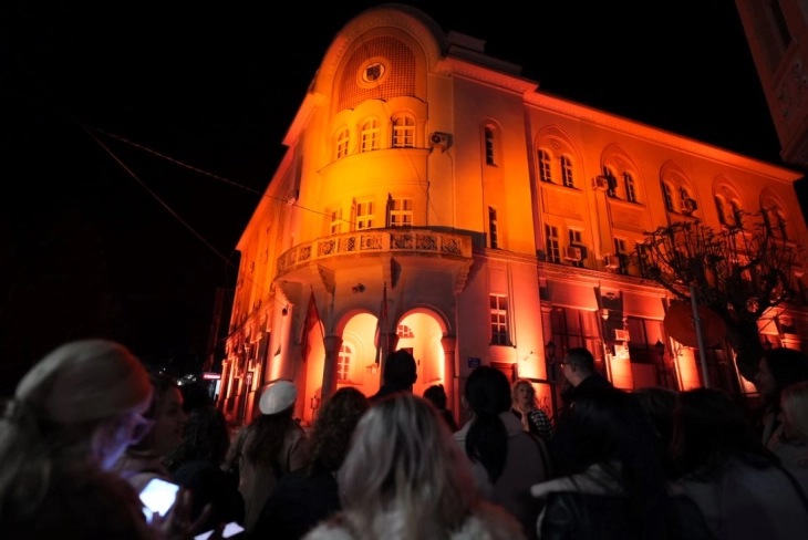Во Струмица со осветлување на општинската зграда во портокалово почна кампањата за 16 денови активизам за борба против семејното насилство