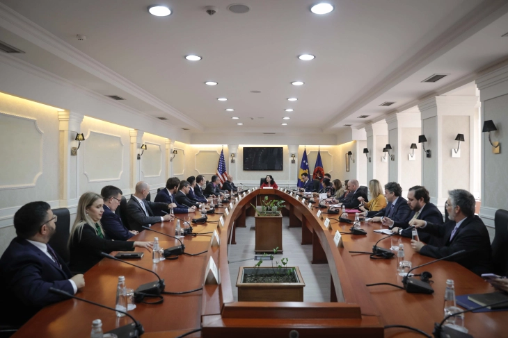 Presidentja e Kosovës Vjosa Osmani takon ambasadorin amerikan Hovenier dhe përfaqësuesit e ambasadave të SHBA-së në shtetet e rajonit