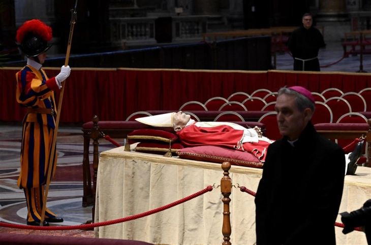 Former Benedict XVI lies in state in St Peter’s Basilica