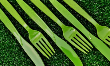 Велика Британија најави забрана за пластичниот прибор за јадење