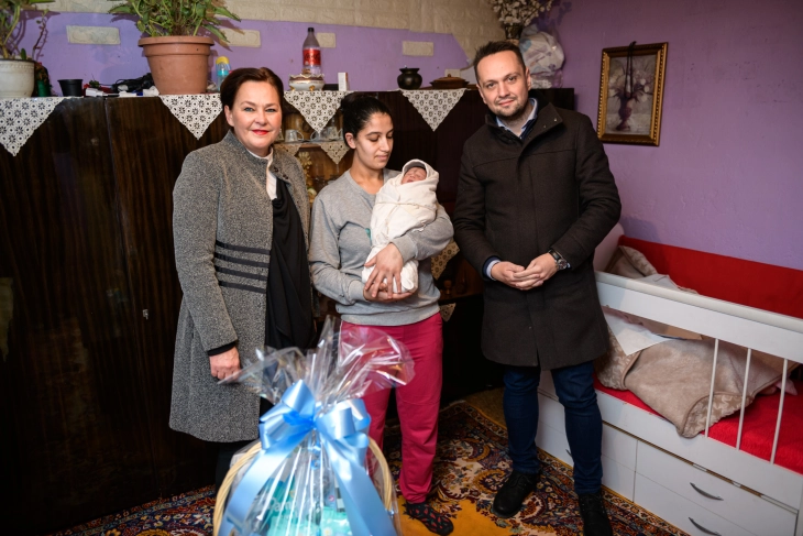 Градоначалникот Митовски го посети првото новороденче во Крива Паланка