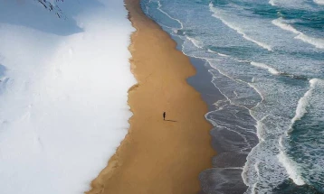 Плажата Хокаидо во Јапонија - несекојдневен спој од море, песок и снег