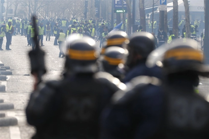 Полицијата во Париз употреби солзавец против демонстрантите