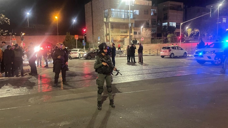 Осум лица загинаа во напад во синагога во Ерусалим