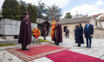 Пендаровски и Новак положија венци на гробот на Гоце Делчев во црквата „Св. Спас“