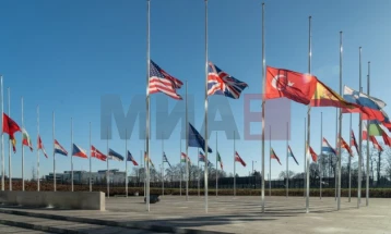 Flamujt në selinë e  NATO-s janë ulur në gjysmështizë për shkak të tërmetit në Turqi