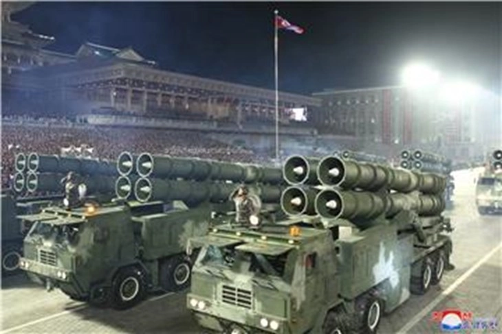Koreja e Veriut në parakalim tregoi arsenal të raketave bërthamore