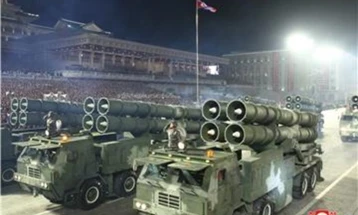Koreja e Veriut në parakalim tregoi arsenal të raketave bërthamore