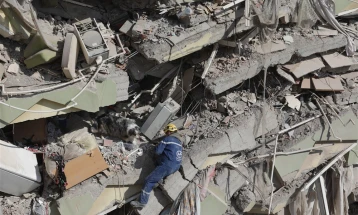Турција: Над 25 илјади војници ангажирани во подрачјата погодени од земјотресите, смртниот биланс над 21 илјада