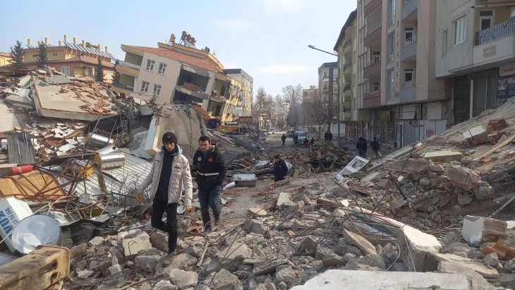 Në Turqi 1.2 milionë njerëz mbetën pa kulm mbi kokë