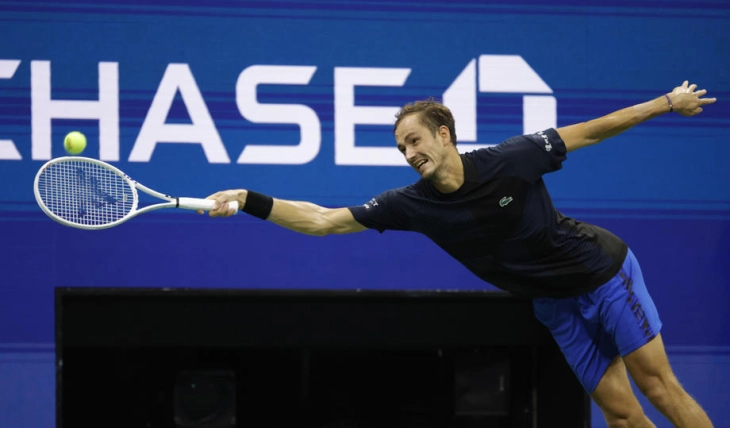 Медведев го освои турнирот во Ротердам