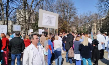 Протест на здравствените работници за повисоки плати