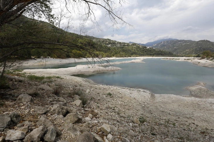 Франција воведува „невидени“ ограничувања за вода по најсувата зима во последните 64 години