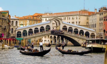 Се намалува водата во каналите во Венеција