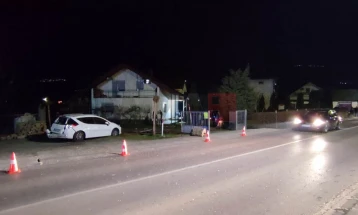 Возач излетал од коловоз во Брвеница, удрил во паркирано возило