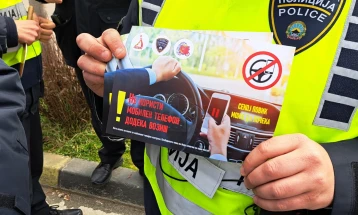 Тетовските полицајци делеа флаери и превентивно ги предупредуваа возачите да не зборуваат на телефон додека возат