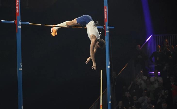 Pole vault star Duplantis breaks own world record, clears 6.22m