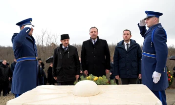 Спасовски положи цвеќе на спомен обележјето во Мостар во чест на загинатиот претседател Борис Трајковски