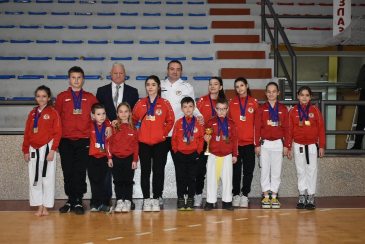 Триесет медали за македонската репрезентација во традиционално карате на турнир во Србија