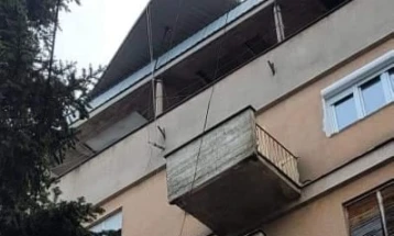 Силниот ветер оштети покрив на зграда во Куманово