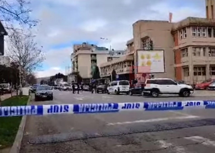 Një person humbi jetën dhe pesë janë lënduar nga shpërthimi i një bombe në hyrje të Gjykatës Themelore në Podgoricë
