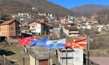 Пред општинската зграда во Ростуше покрај македонското  поставено и турското знаме