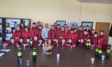 Градоначалникот Стојанов организираше прием за младите фудбалери на ГФК ,,Неготино