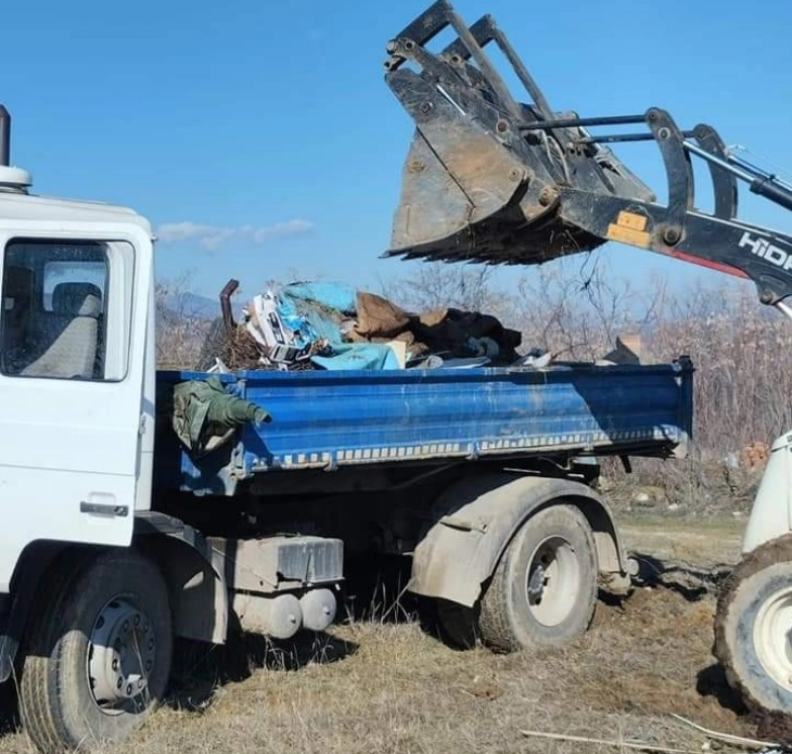 Чистење на дивите депонии во Општината Кавадарци