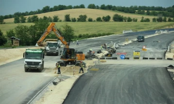 Miratohet kontraktimi i marrëveshjes për ndërtimin e Korridoreve 8 dhe 10 d