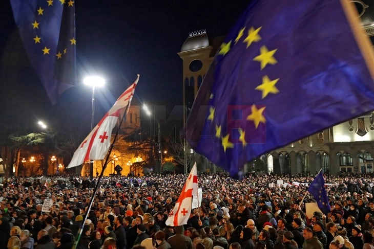 Protestuesit pro-evropianë sërish u mblodhën në Tbilisi për shkak të propozim-ligjit të kontestuar për 