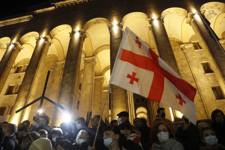 Demonstruesit në Tbilisi e festojnë vendimin për tërheqje të ligjit kontestues për agjentë të huaj