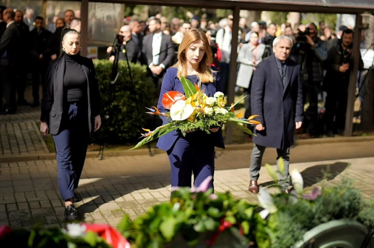 Градоначалничката Арсовска и Делегација од град Скопје одадоа почит по повод 80 години од депортацијата на македонските Евреи