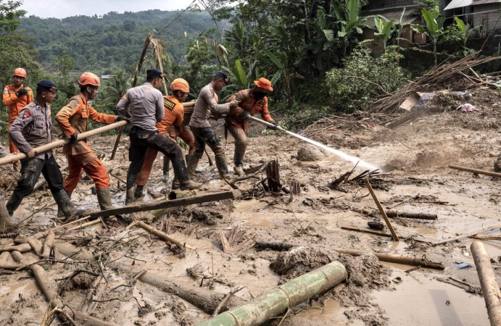 Dy të vdekur dhe katër të zhdukur nga rrëshqitjet e dheut në Indonezi