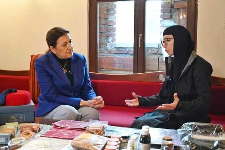 Министерката Тренчевска во посета на манастирот во Рајчица