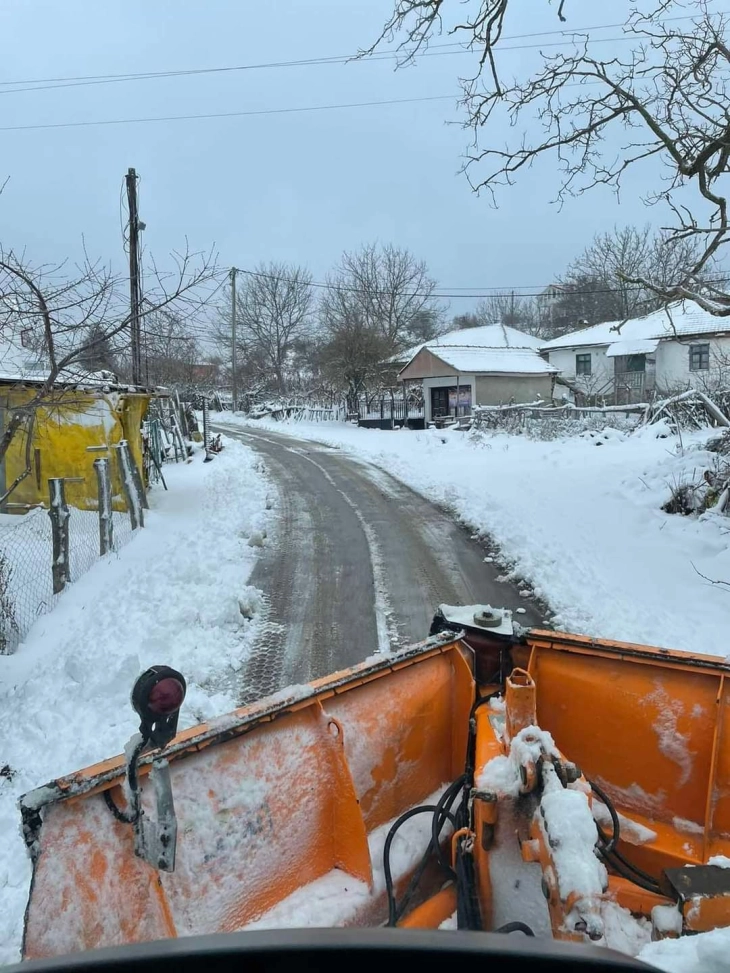 Зимската служба Кавадарци го чисти снегот кон Михајлово, Рожден, Бохула, Чемерско и Мајден