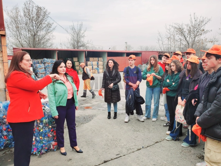 Ученици од СУГС „Орце Николов“ во посета на Центарот за селекција на отпадот на ЈП Комунална  хигиена-Скопје
