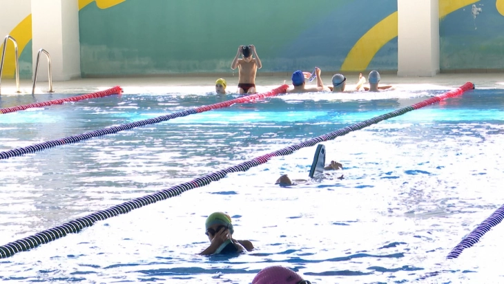 Успешно се спроведува проектот за бесплатно пливање за кумановските ученици