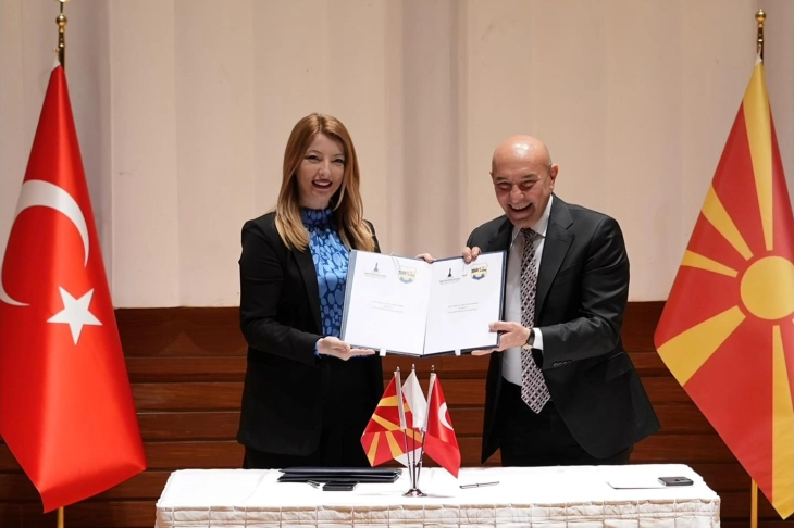 U nënshkrua Protokolli për vëllazërim mes Shkupit dhe Izmirit