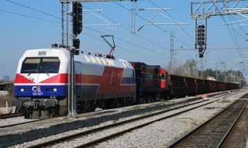 По пауза од еден месец поради железничката несреќа, товарен воз од Атина стигна во Солун