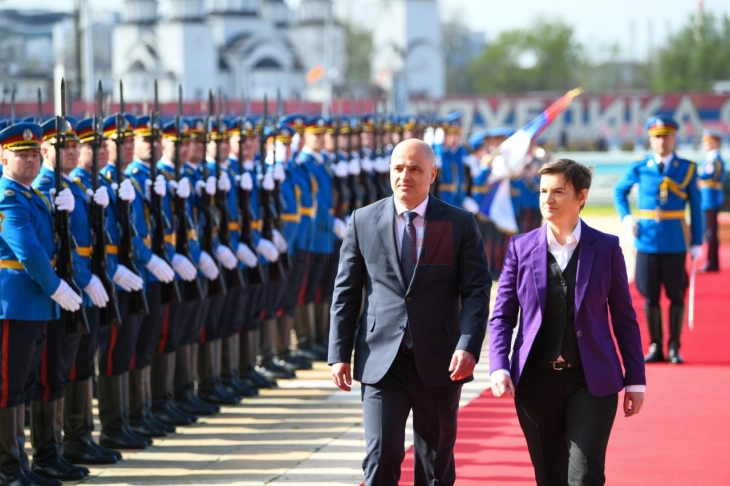 Kryeministri Kovaçevski u prit në Beograd me nderimet më të larta shtetërore dhe ushtarake