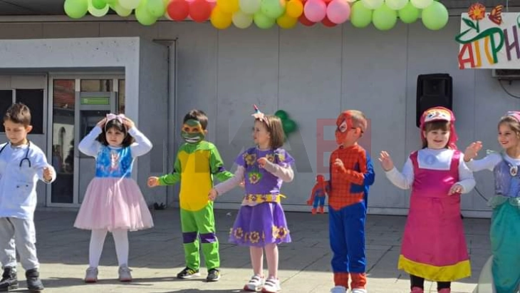 Во пресрет на Денот на шегата, дефиле на најмалите од Делчево, Берово и Македонска Каменица