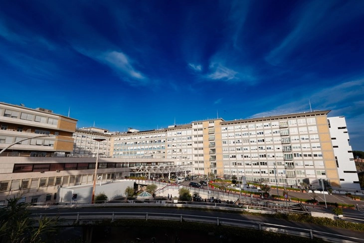 Папата Франциск излезе од болницата Гемели во Рим