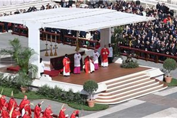 Папата Франциск денеска ја водеше мисата за Цветници откако вчера излезе од болница