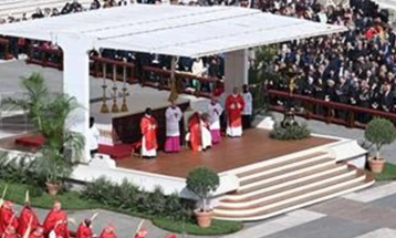 Папата Франциск денеска ја водеше мисата за Цветници откако вчера излезе од болница