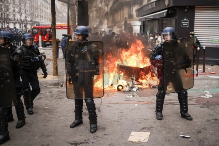 Дерманин: Во насилните протести во Франција повредени над 1.000 полицајци и пожарникари