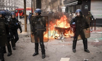 Дерманин: Во насилните протести во Франција повредени над 1.000 полицајци и пожарникари