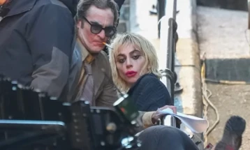 „Џокер 2“: Лејди Гага и Хоакин Феникс во помош на колега при пад на скали, избегнати посериозни повреди