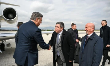 Mariçiqi e priti kryeministrin kroat Plenkoviq në aeroportin e Shkupit